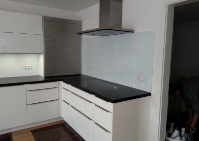 Rückwände mit lackiertes und bedrucktes und beleuchtetes Glas
