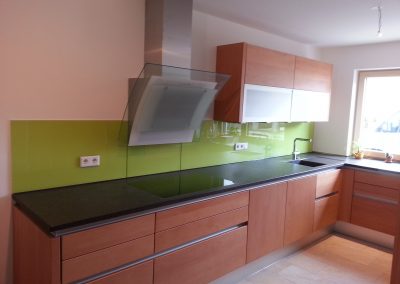 Rückwände mit lackiertes und bedrucktes und beleuchtetes Glas