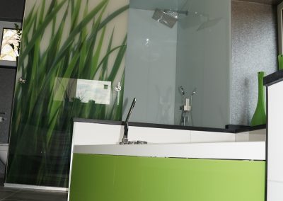 Rückwände mit lackiertes und bedrucktes und beleuchtetes Glas
