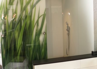 Rückwände mit lackiertes und bedrucktes und beleuchtetes Glas