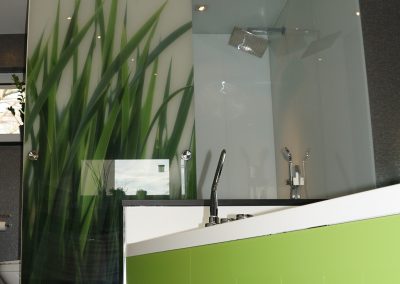 Rückwände mit lackiertes und bedrucktes und beleuchtetes Glas