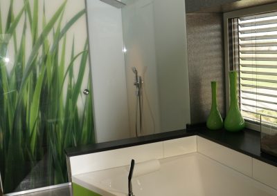 Rückwände mit lackiertes und bedrucktes und beleuchtetes Glas