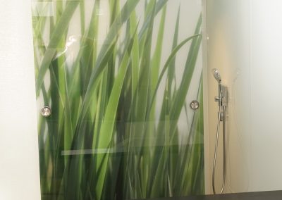Rückwände mit lackiertes und bedrucktes und beleuchtetes Glas