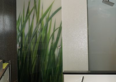 Rückwände mit lackiertes und bedrucktes und beleuchtetes Glas