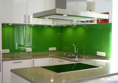 Rückwände mit lackiertes und bedrucktes und beleuchtetes Glas