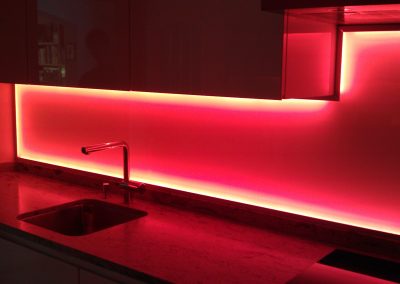 Rückwände mit lackiertes und bedrucktes und beleuchtetes Glas