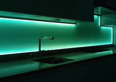 Rückwände mit lackiertes und bedrucktes und beleuchtetes Glas