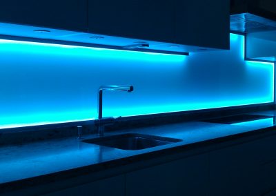 Rückwände mit lackiertes und bedrucktes und beleuchtetes Glas