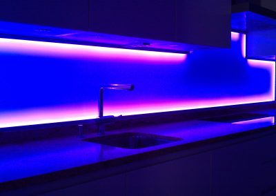 Rückwände mit lackiertes und bedrucktes und beleuchtetes Glas