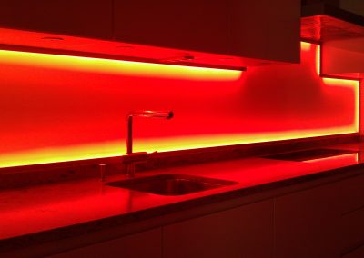 Rückwände mit lackiertes und bedrucktes und beleuchtetes Glas