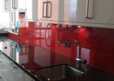 Rückwände mit lackiertes und bedrucktes und beleuchtetes Glas