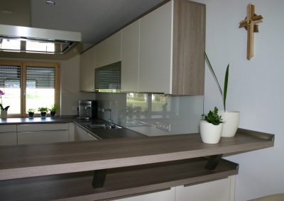 Rückwände mit lackiertes und bedrucktes und beleuchtetes Glas
