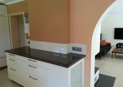 Rückwände mit lackiertes und bedrucktes und beleuchtetes Glas