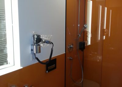 Rückwände mit lackiertes und bedrucktes und beleuchtetes Glas