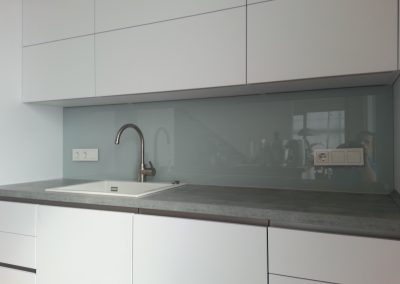 Rückwände mit lackiertes und bedrucktes und beleuchtetes Glas