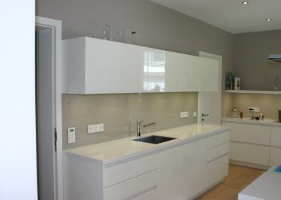 Rückwände mit lackiertes und bedrucktes und beleuchtetes Glas