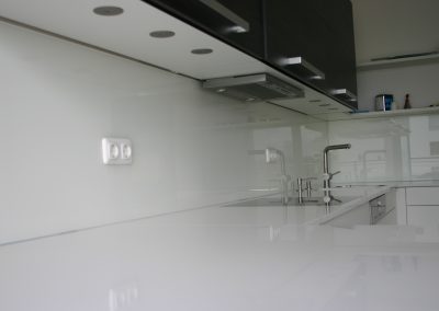 Rückwände mit lackiertes und bedrucktes und beleuchtetes Glas