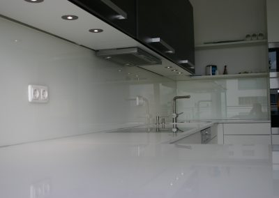 Rückwände mit lackiertes und bedrucktes und beleuchtetes Glas
