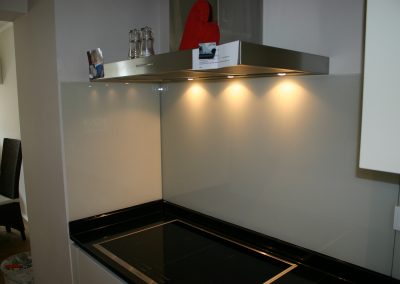 Rückwände mit lackiertes und bedrucktes und beleuchtetes Glas