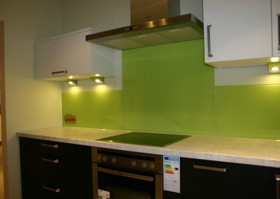 Rückwände mit lackiertes und bedrucktes und beleuchtetes Glas