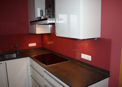 Rückwände mit lackiertes und bedrucktes und beleuchtetes Glas