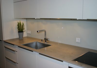Rückwände mit lackiertes und bedrucktes und beleuchtetes Glas