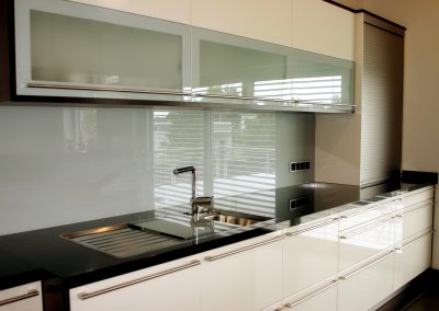 Rückwände mit lackiertes und bedrucktes und beleuchtetes Glas