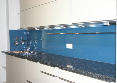 Rückwände mit lackiertes und bedrucktes und beleuchtetes Glas
